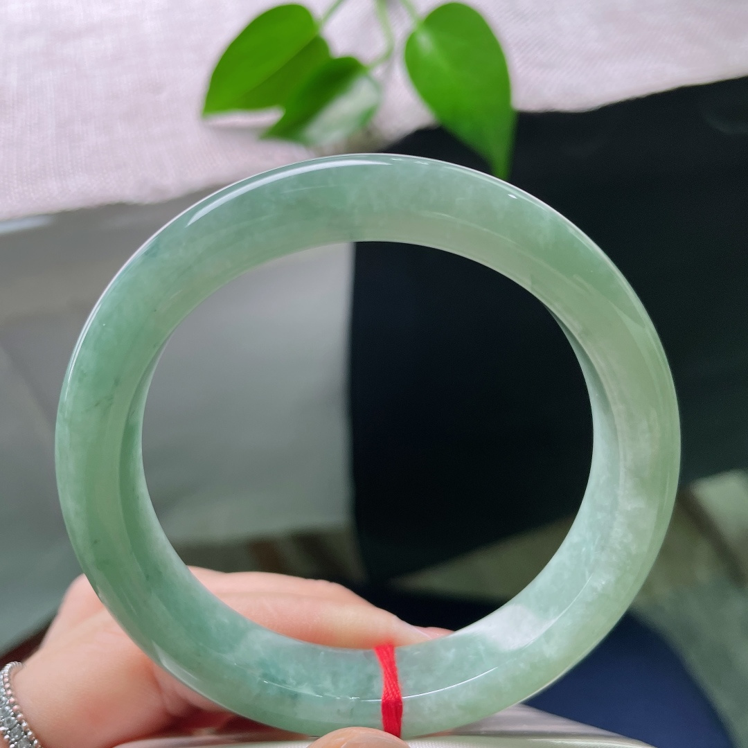 绿底正圈，晶体，湖水绿平安镯，玉质温润细腻，满圈清雅湖绿色，自带沉静如水的质感。ss58774a