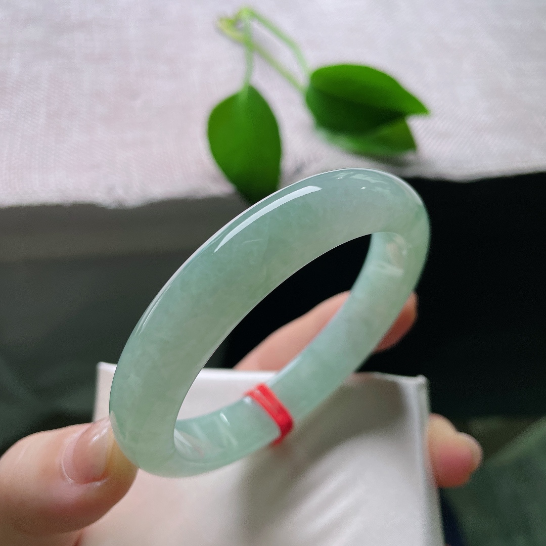 绿底正圈，有纹，柔和清润的青苹果绿，如同雨后湖面泛起的青碧，温润舒缓，看着满心治愈。ss58007a