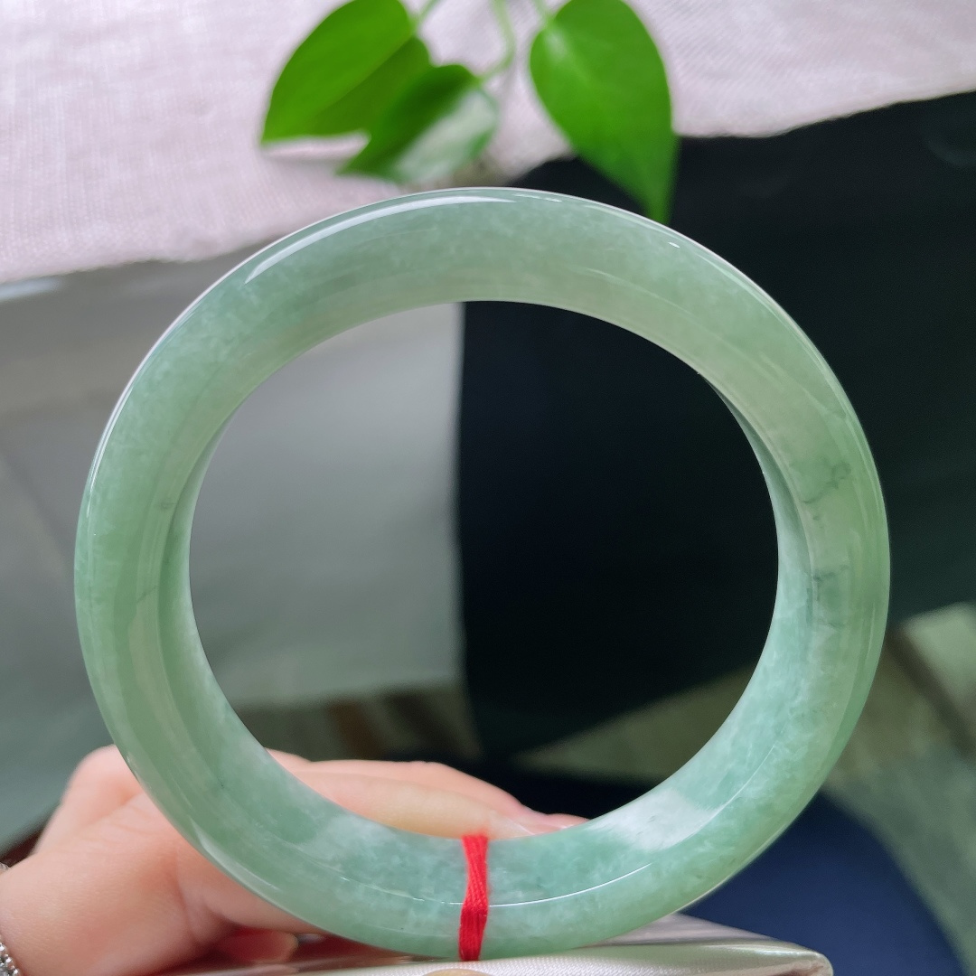 绿底正圈，晶体，湖水绿平安镯，玉质温润细腻，满圈清雅湖绿色，自带沉静如水的质感。ss58774a
