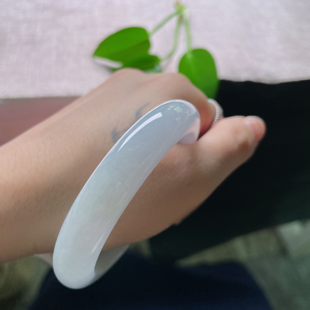 55.2/12/8.5，正圈，一点皮纹， 冰润淡紫平安镯，玉质细腻柔和，浅紫底色温婉淡雅，自带朦胧柔光。ss58820a