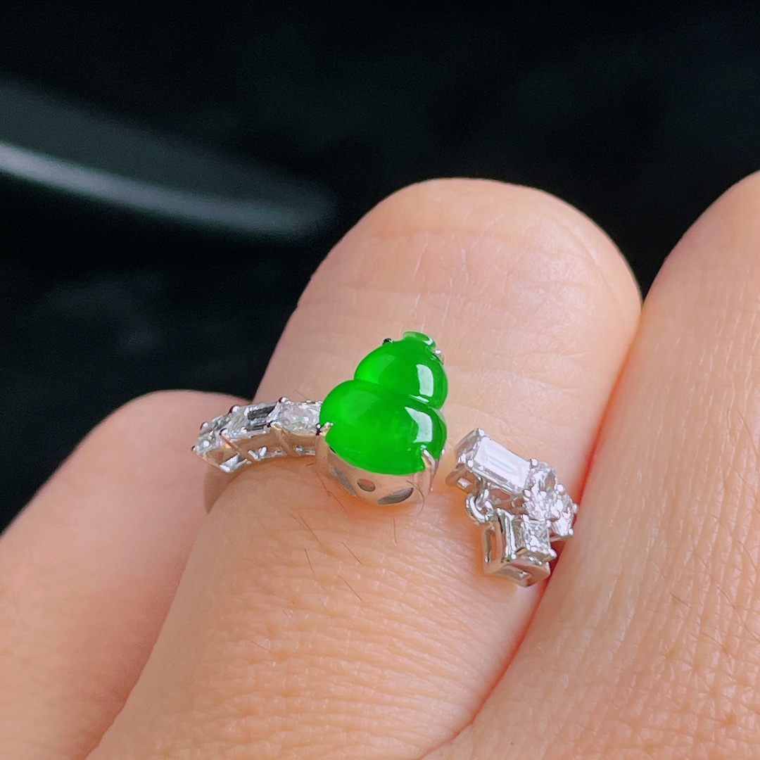 辣绿戒指，18k镶嵌，老种起光，细底通透，尺寸：裸石7.9/6/2.4mm0911