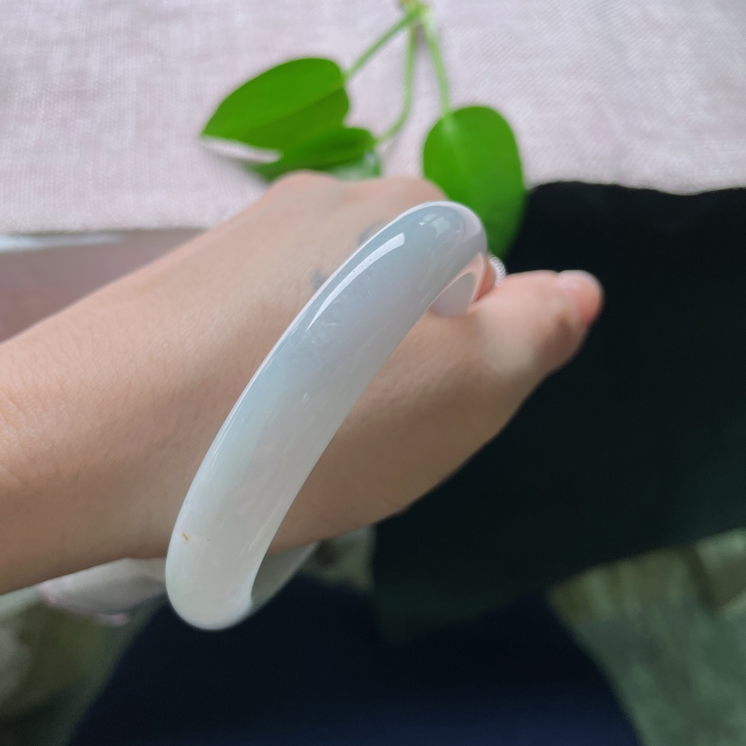 无裂，一点洒金，玉肉紧实细腻，素面简约无雕琢，保留翡翠原生通透温润质感。ss58768a