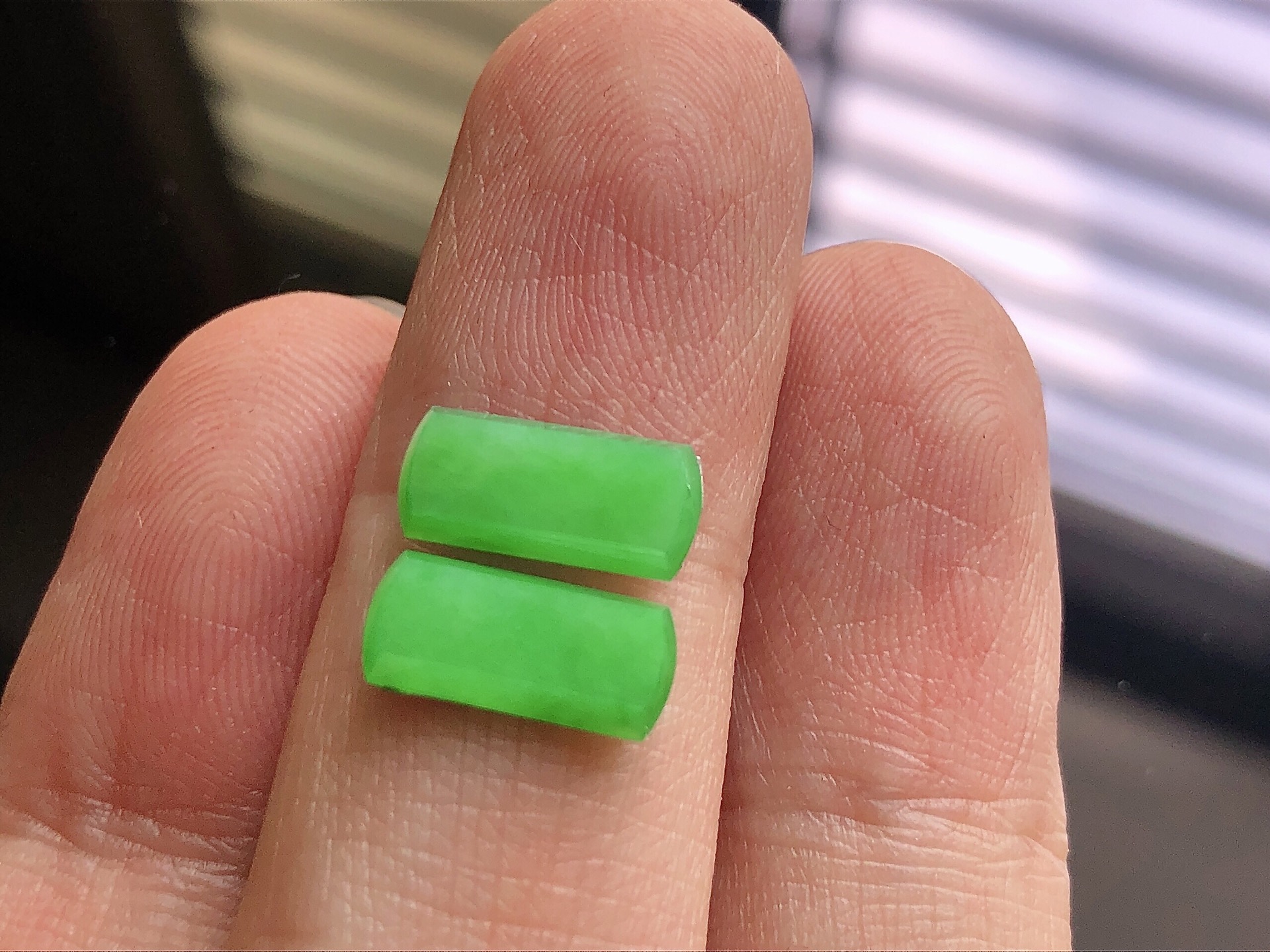 ️ 冰种阳绿马鞍， 色泽艳阳，通透水润，玉质细腻，夺目迷人，镶嵌效果，品相，无裂，尺寸11.4*5.3*1.6