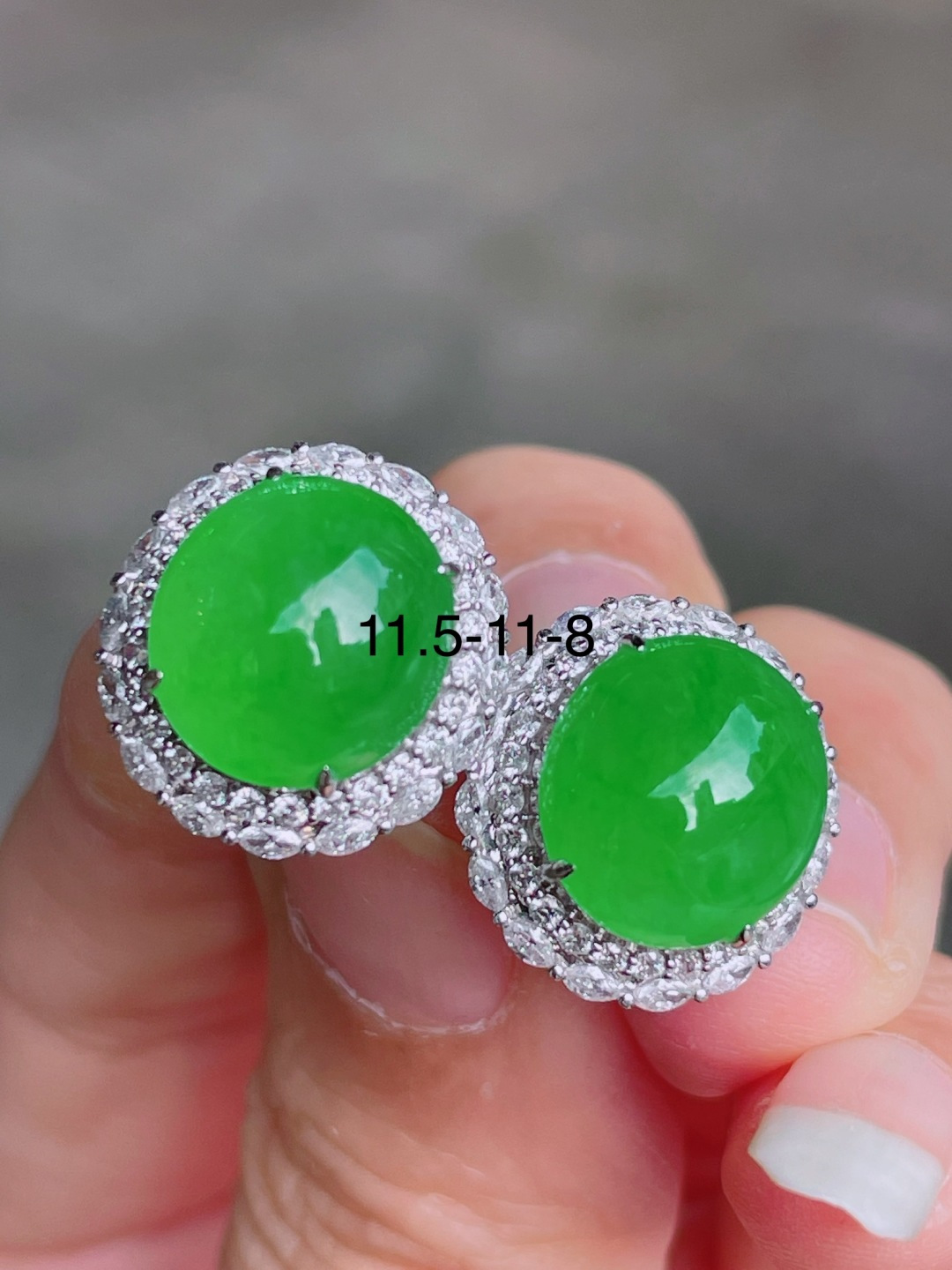 高冰绿蛋面耳钉，晶莹剔透，新颖时尚，无裂，11.5-11-8