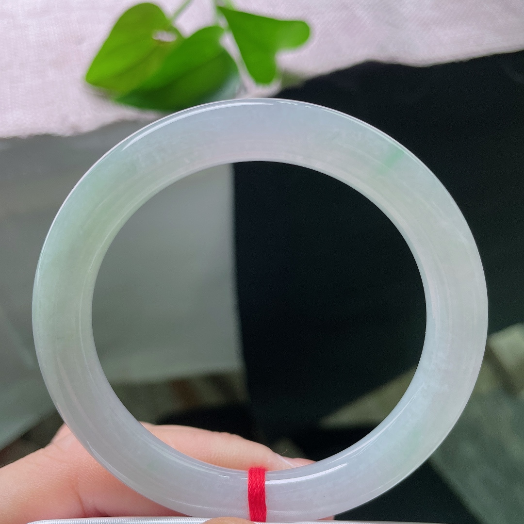 53.7/8.6，蓝底圆条，无裂，淡淡的晴色铺满整支镯身，种质通透，圆条线条圆润，上手温婉显气质。ss58701a