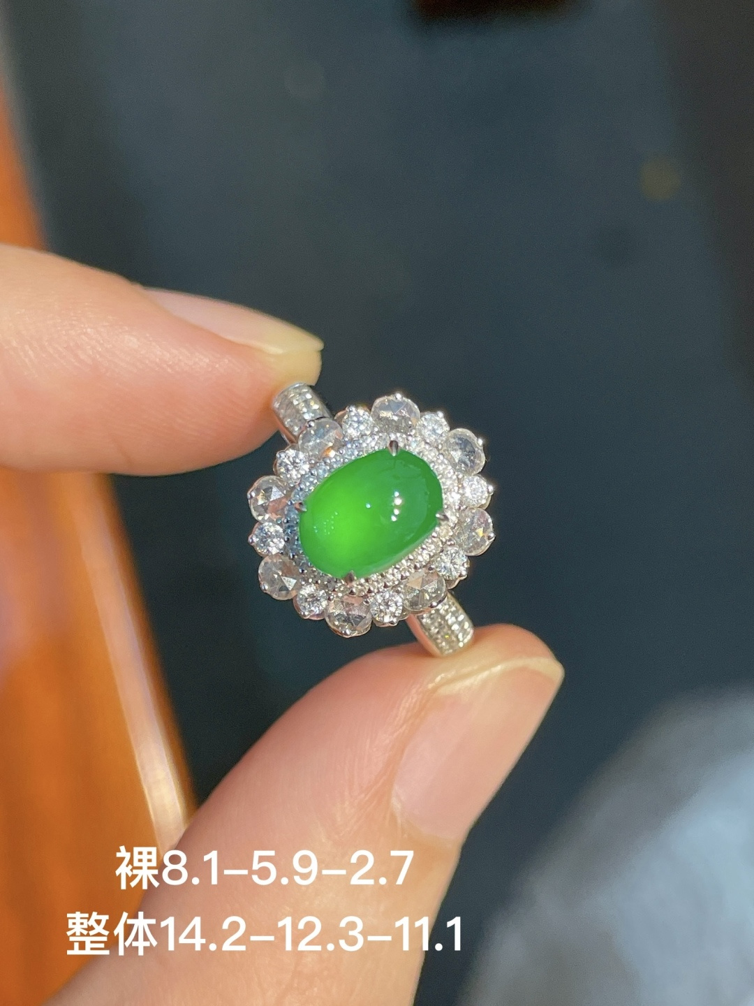 ️阳绿蛋面戒指 无裂 18k金镶嵌，8.1-5.9-2.7