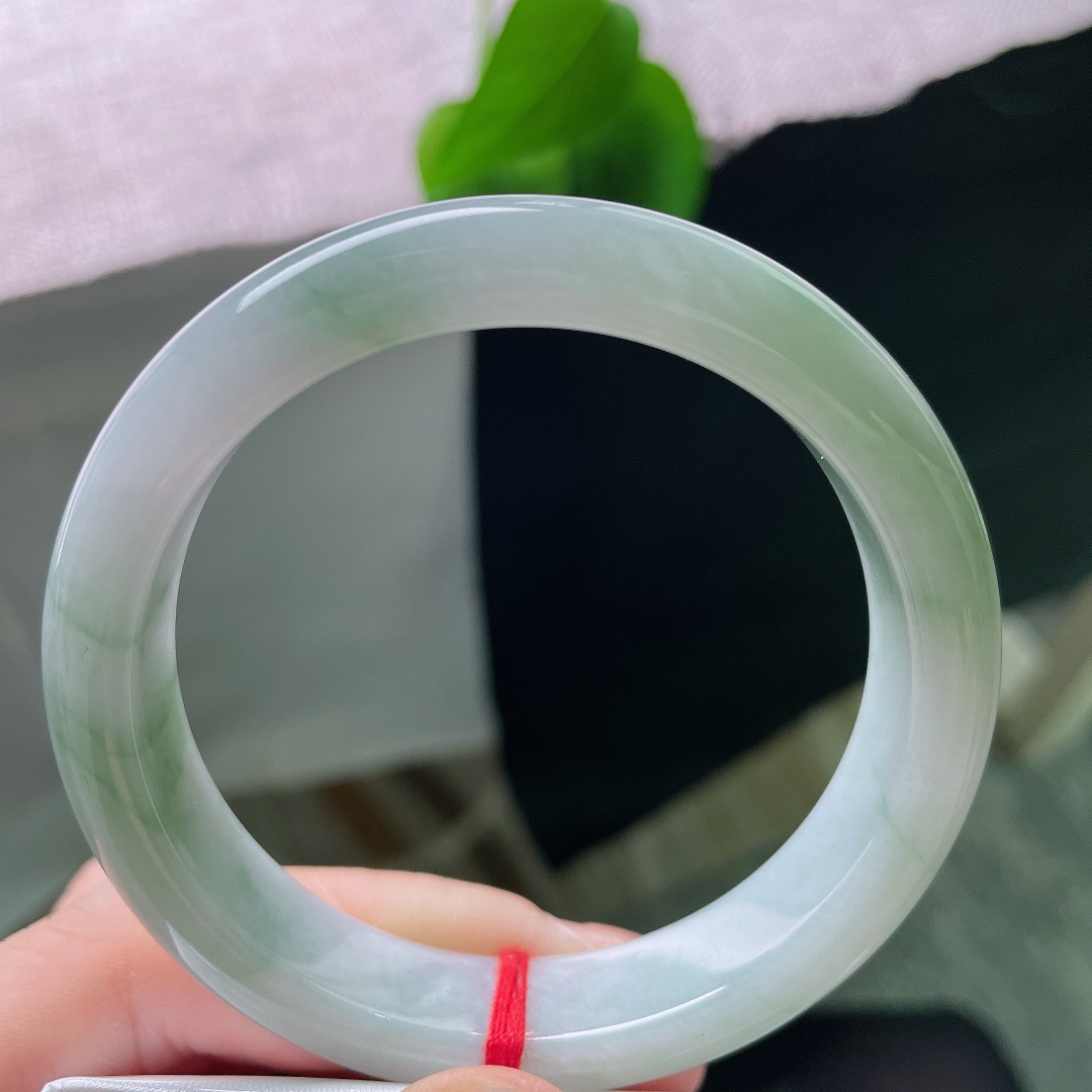 55/12.4/8.0，飘花正圈，一点皮纹，浅晴飘花平安镯，玉质温润细腻，浅青底色柔和，飘花悠然漫于