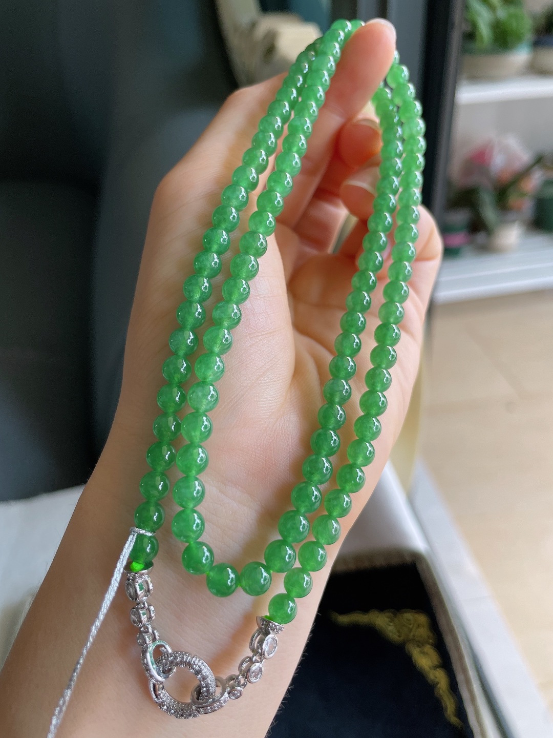 缅甸天然翡翠A货，冰满绿项链，尺寸：5.3mm108颗。【编4369】