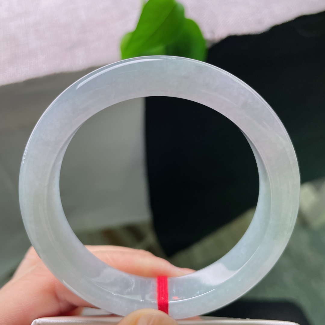 无裂，种水清透干净，均匀的浅青底色温润雅致，经典正圈上手端庄大方。ss58714a