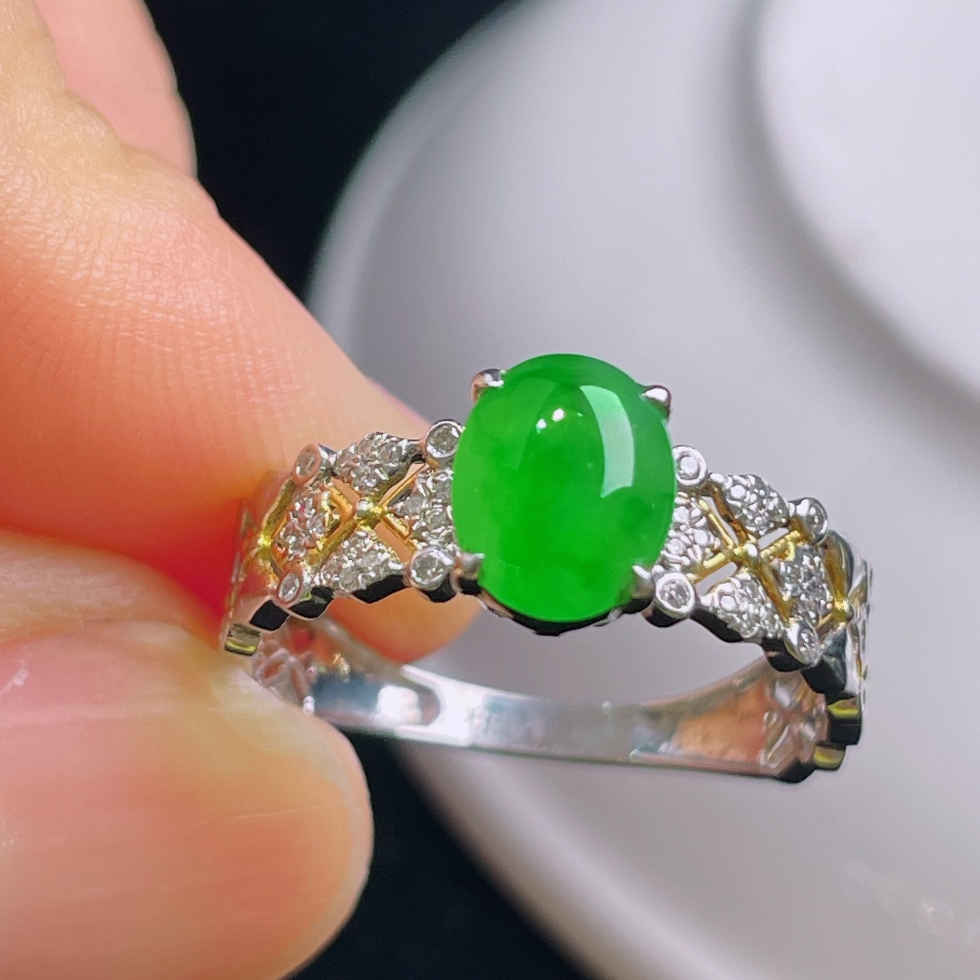 冰绿戒指，18k镶嵌，老种起光，细底通透，尺寸：裸石7.6/6.2/2.8mm0911