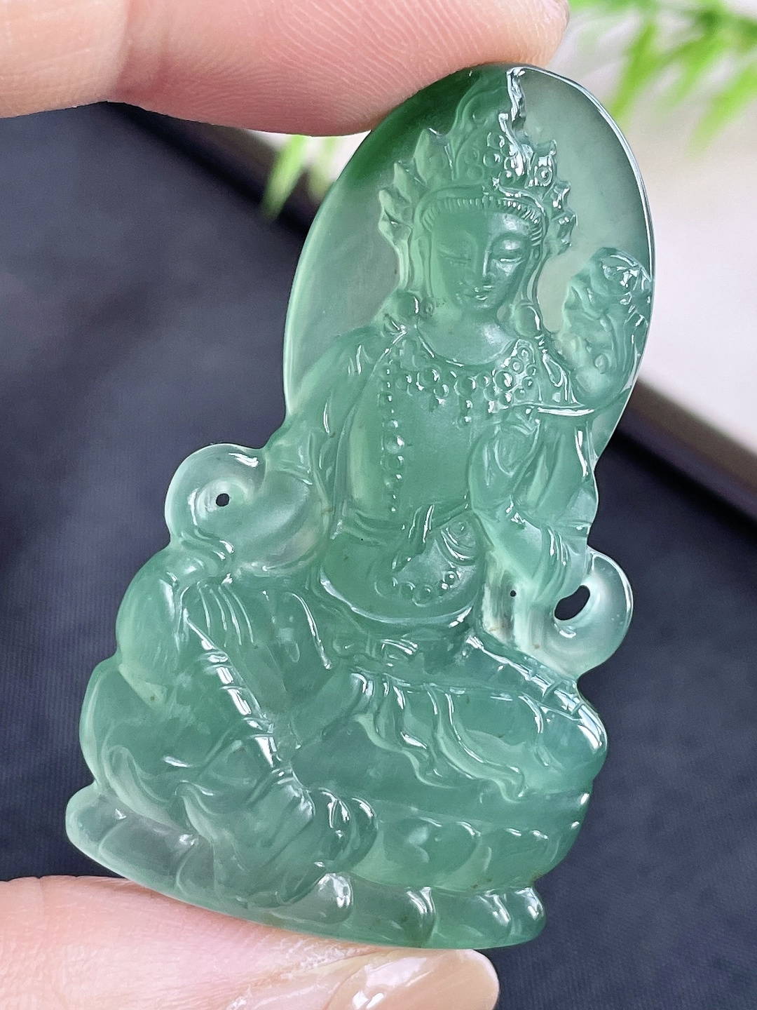 【裸石】冰天空蓝大势至菩萨持莲观音牌吊坠【说明】 无裂 性比高 老蓝水【尺寸】49-28.5-5【重量】13.3克