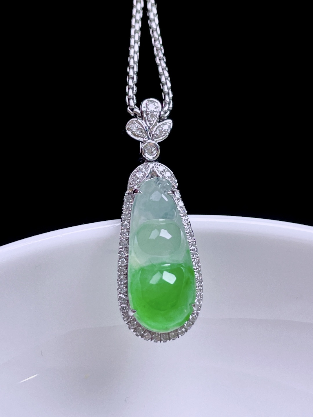 冰飘绿花福豆 花色灵动，种老饱满，18k金镶嵌 整体：26/9.2/7.3 裸石：16.2/7.3