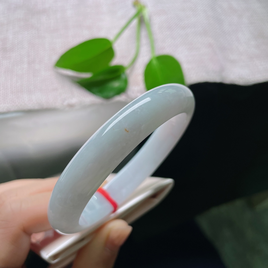 无裂，一点洒金，玉肉紧实细腻，素面简约无雕琢，保留翡翠原生通透温润质感。ss58768a
