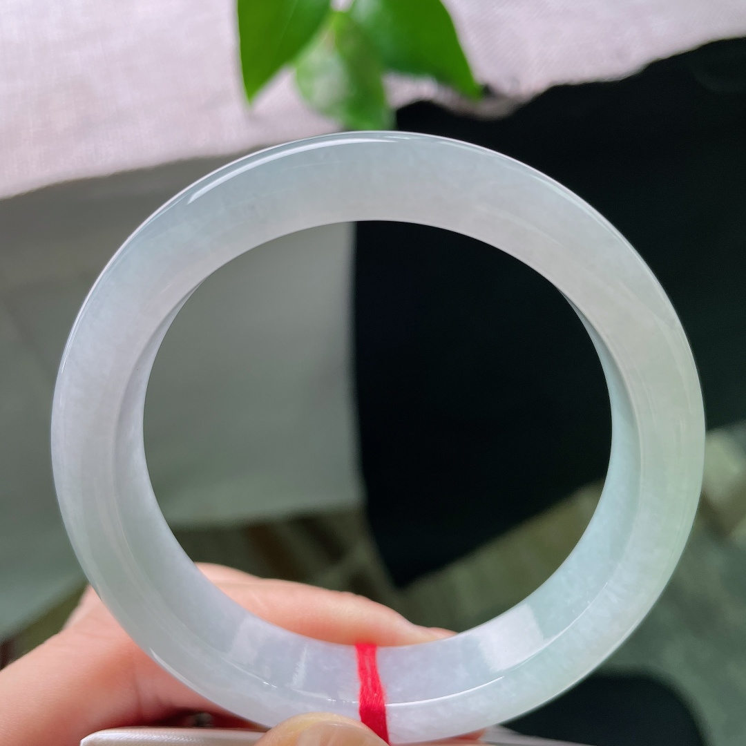 绿底正圈，无裂，种水细腻干净色调均匀淡雅，经典正圈版型，上手清爽。ss58710a