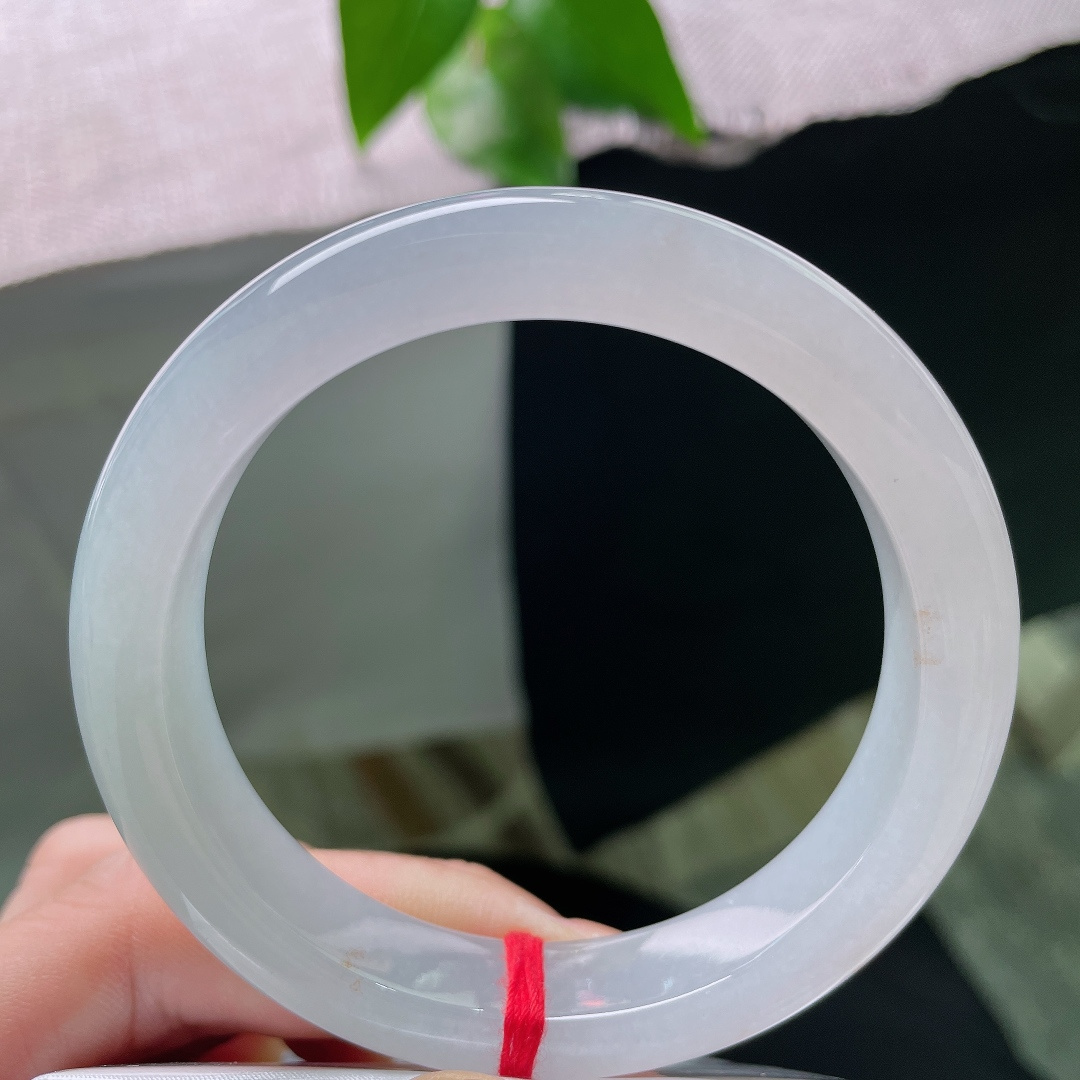 绿底正圈，无裂，素白玉底如皎洁月光，零星金斑似落于玉上的秋日碎金。ss58301a