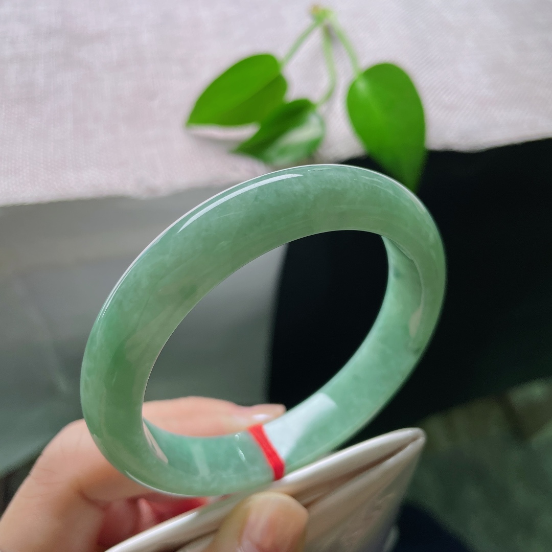 57.6/12.4/8.3，绿底正圈，晶体，乌鸡， 一汪湖水凝于镯身，绿意温婉内敛，褪去艳俗，尽显从容雅致气质。ss58778a