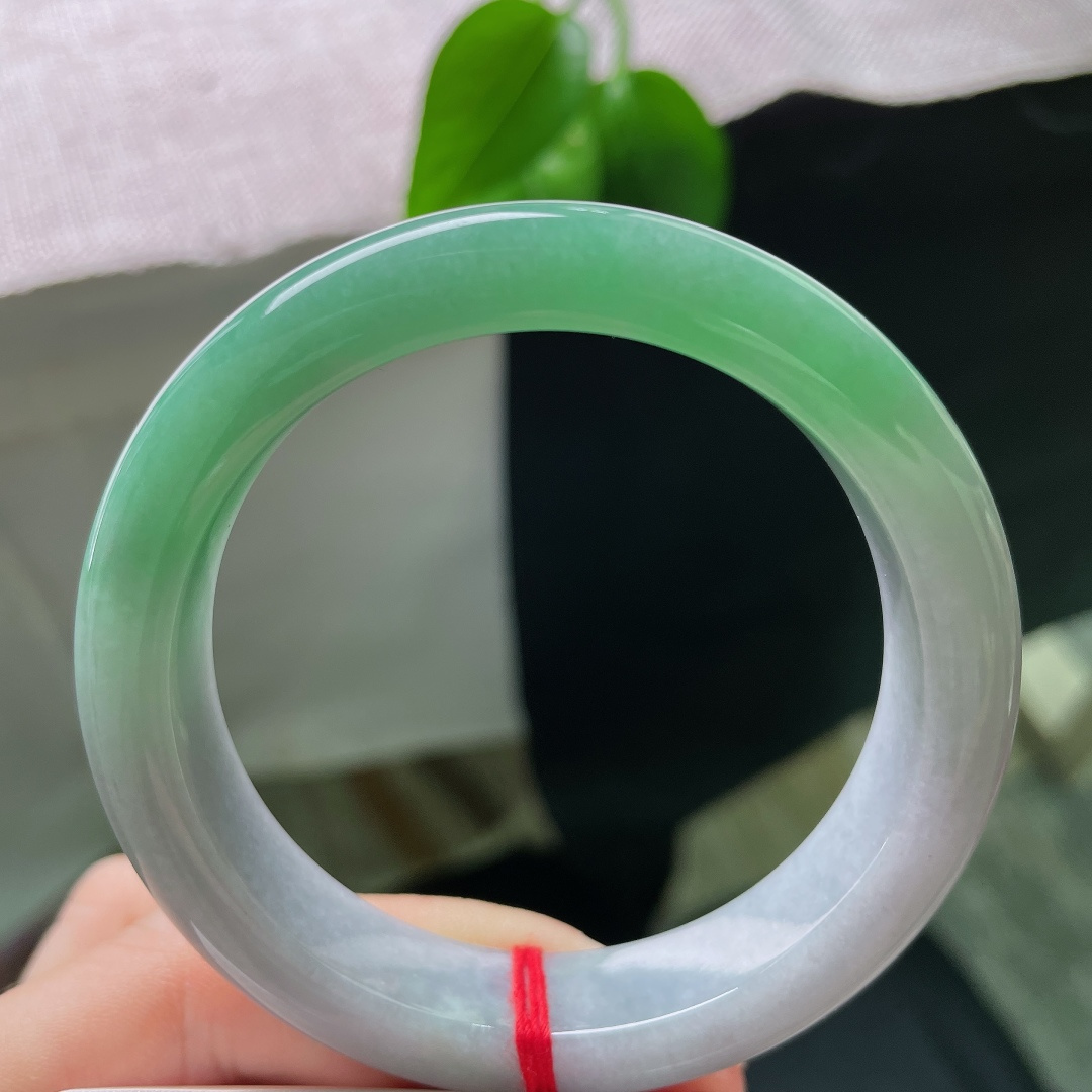 54.5/12.1/8.5，绿底正圈，无裂，翠色鲜活点缀其间，镯型圆润，佩戴衬肤气质清雅。ss586