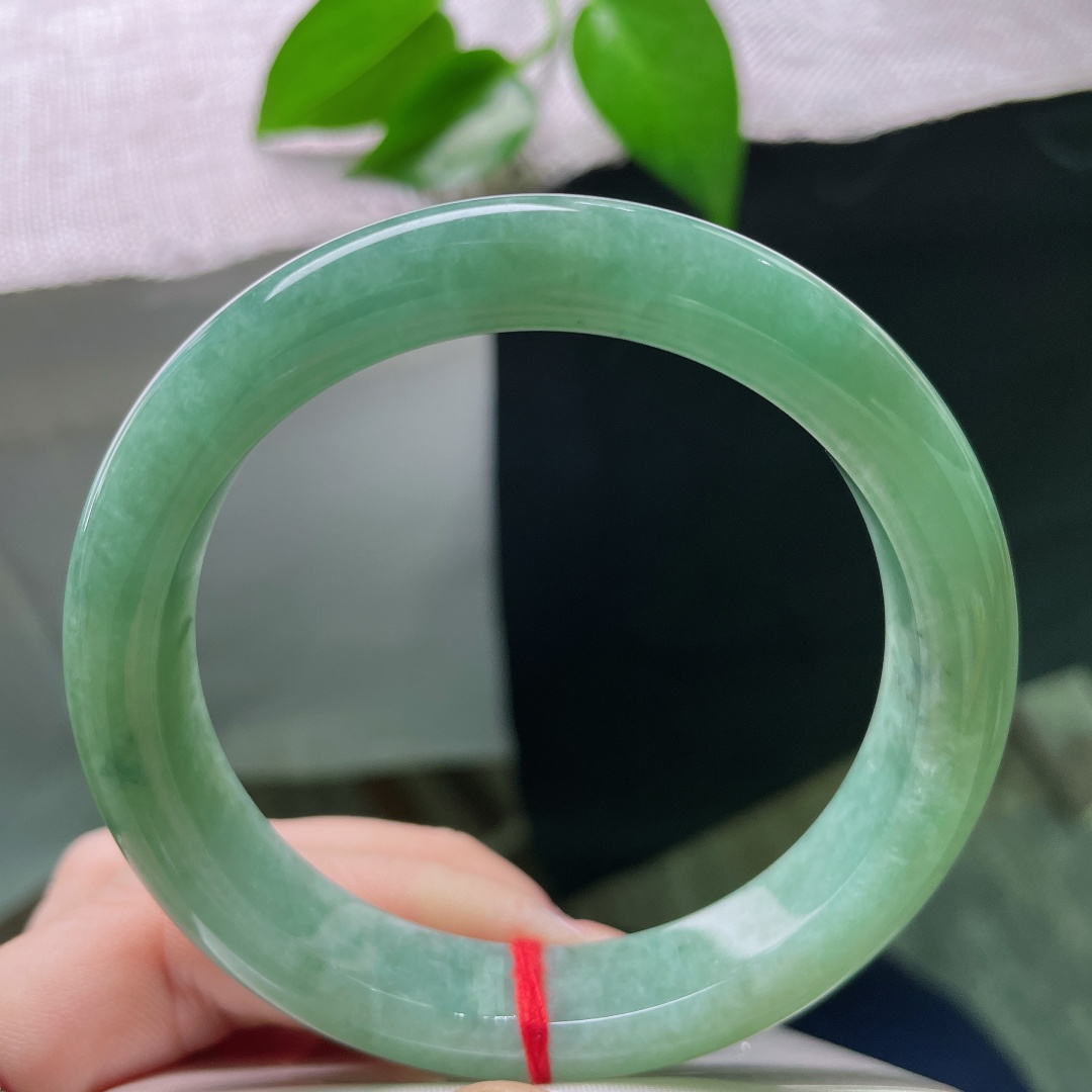 绿底正圈，晶体， 湖水绿衬肤柔和，气质沉稳百搭，日常与重要场合佩戴皆相宜。ss58775a