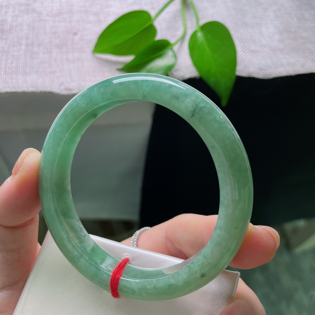 绿底正圈，晶体， 湖水绿衬肤柔和，气质沉稳百搭，日常与重要场合佩戴皆相宜。ss58775a