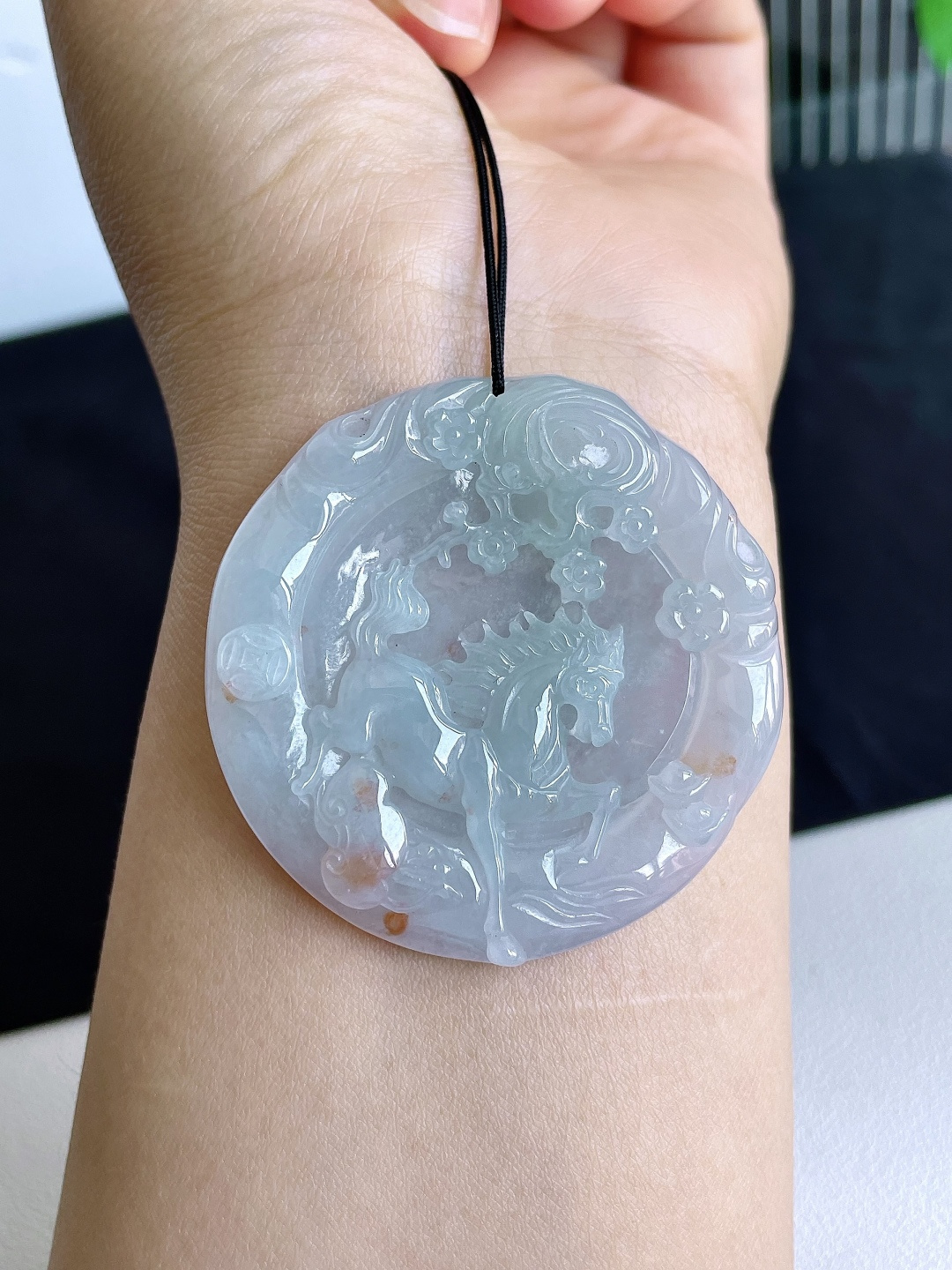 糯冰飘花生肖马牌圆牌吊坠，无裂，性比高