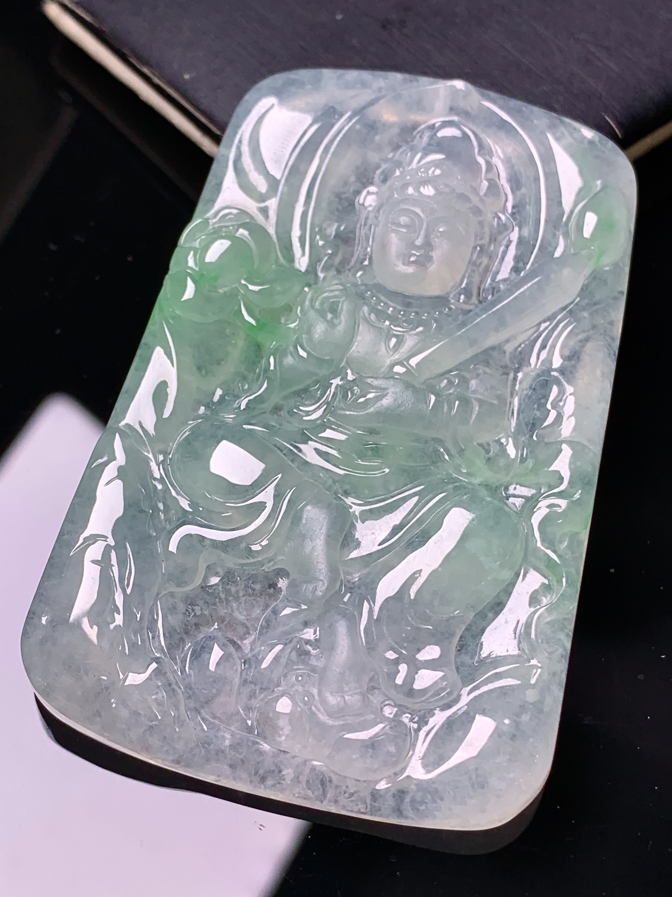 飘绿观音菩萨吊坠 玉质细腻 色泽艳丽清新 水润亮眼 整体尺寸60*38.5*6 e6