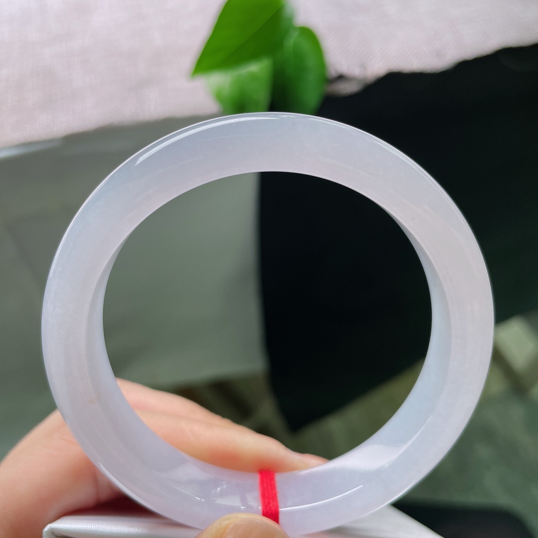 56.6/12.1/8.3，冰紫正圈，无裂，冰底衬紫韵，一镯兼得纯净与温柔，是东方审美里含蓄内敛的浪漫美学。ss58297a