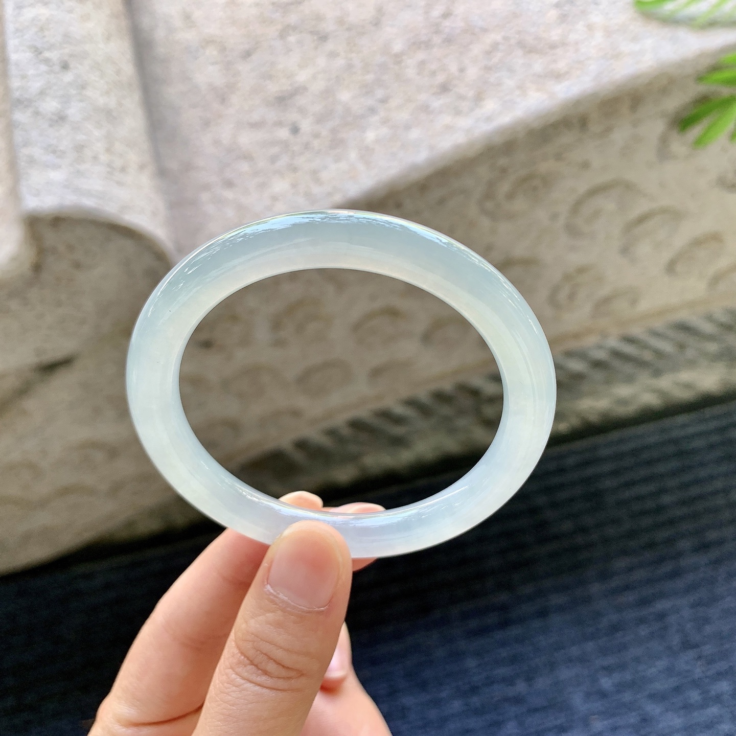圆条53 54，冰糯底色，水润，种老，细腻，有絮线