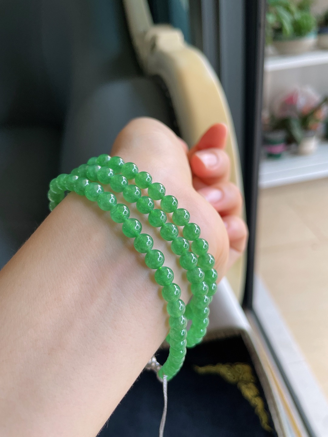 缅甸天然翡翠A货，冰满绿项链，尺寸：5.3mm108颗。【编4369】