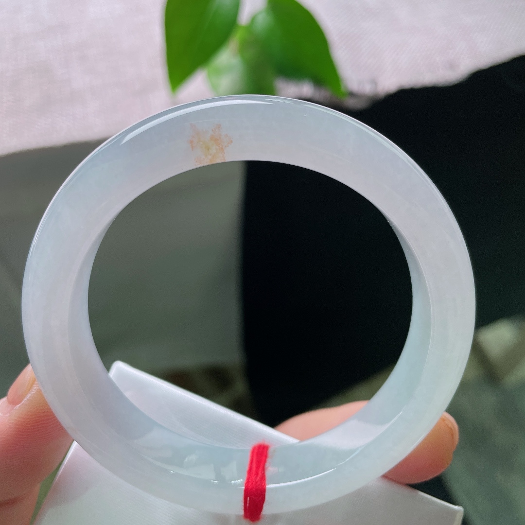 绿底正圈，无裂，素白玉底如皎洁月光，零星金斑似落于玉上的秋日碎金。ss58301a