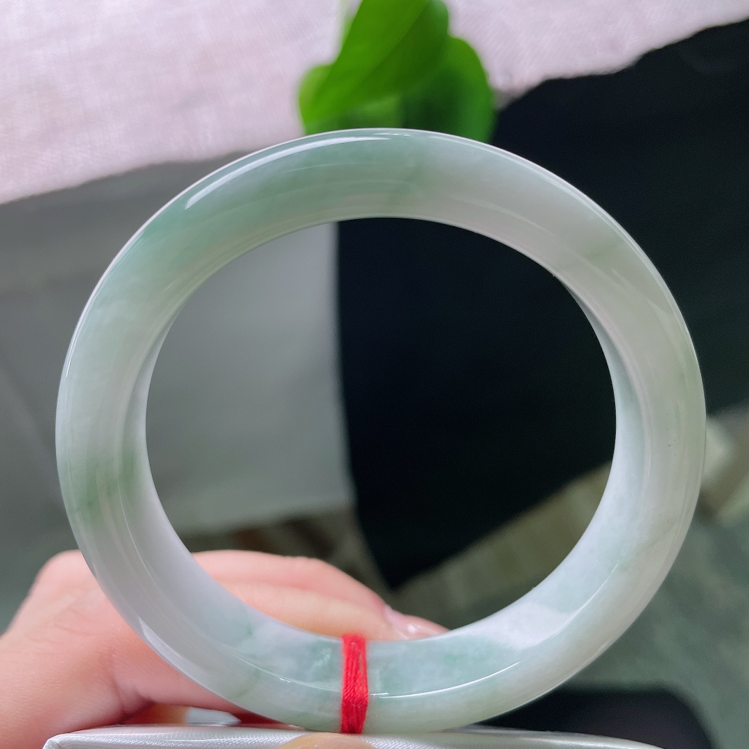 55/12.4/8.0，飘花正圈，一点皮纹，浅晴飘花平安镯，玉质温润细腻，浅青底色柔和，飘花悠然漫于镯间。ss58749a
