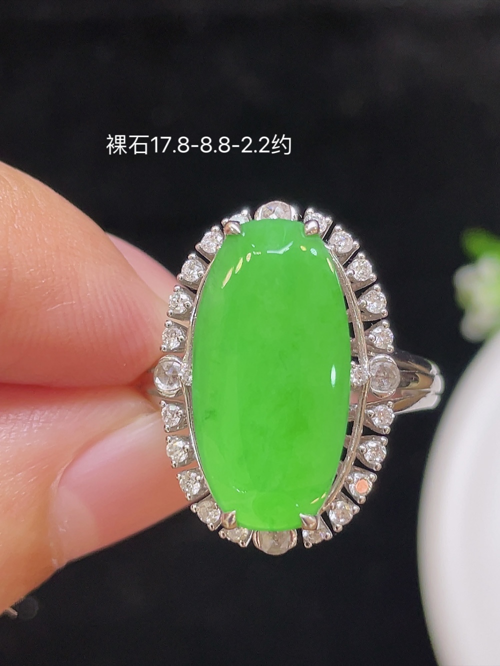 冰种阳绿，戒指，大件饱满，通透水润，玉质细腻，翠色鲜艳，18k金奢华钻石镶嵌️