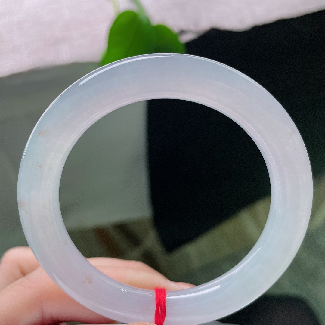 54/9.5，正圈，无裂，洒金，种水干净清亮素雅纯净，经典正圈镯型，上手温婉显气质。ss58325a