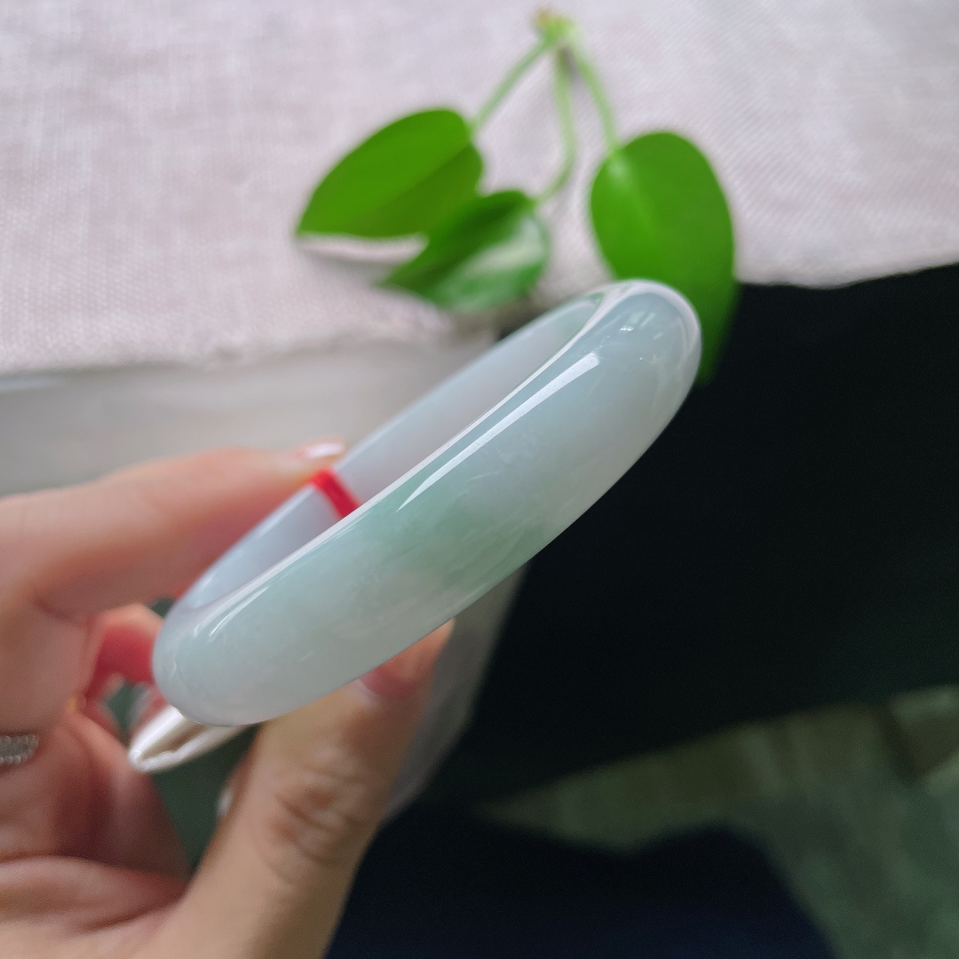 54/12.1/8，飘绿正圈，有纹，冰润白底带翠平安镯，玉质细腻莹润，干净底侧晕染一抹清新翠色。 ss58754a