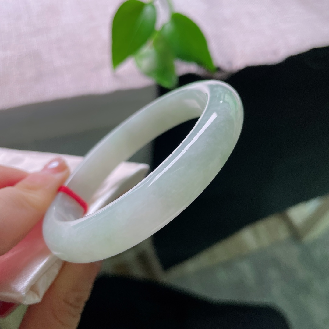 油青正圈，晶体，种质温润干净，自带淡淡柔光，经典正圈镯型，上手端庄温婉。ss56964a