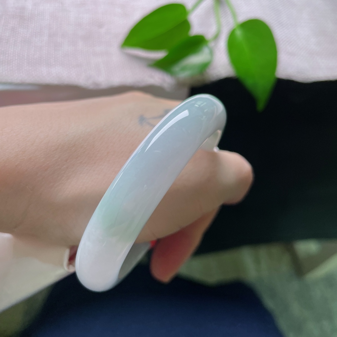 54/12.1/8，飘绿正圈，有纹，冰润白底带翠平安镯，玉质细腻莹润，干净底侧晕染一抹清新翠色。 ss58754a