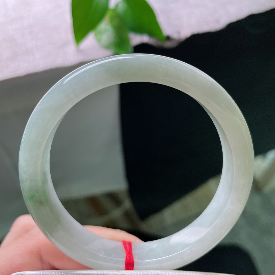 油青正圈，晶体，种质温润干净，自带淡淡柔光，经典正圈镯型，上手端庄温婉。ss56964a