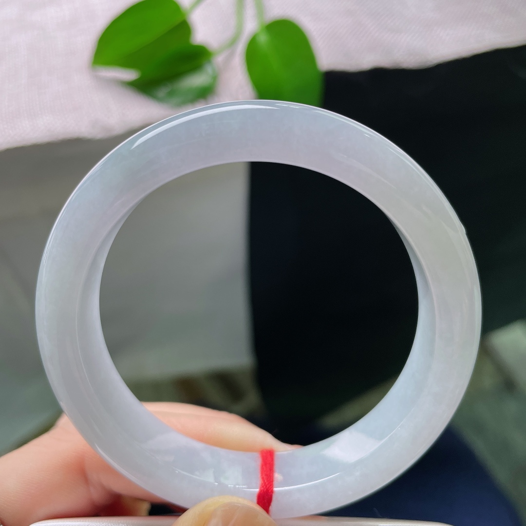 55.2/12/8.5，正圈，一点皮纹， 冰润淡紫平安镯，玉质细腻柔和，浅紫底色温婉淡雅，自带朦胧柔光。ss58820a
