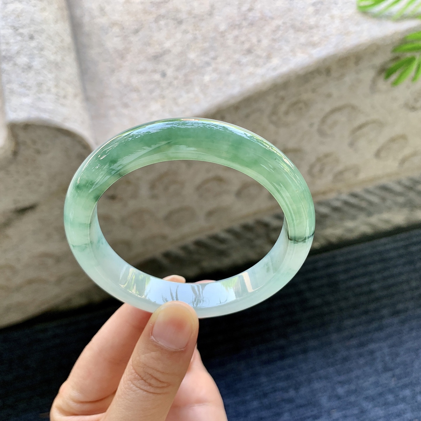 糯冰飘绿花，水润，种老，细腻，打灯有絮线