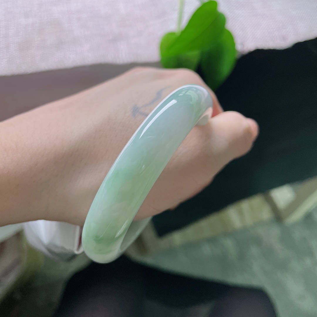 55/12.4/8.0，飘花正圈，一点皮纹，浅晴飘花平安镯，玉质温润细腻，浅青底色柔和，飘花悠然漫于镯间。ss58749a