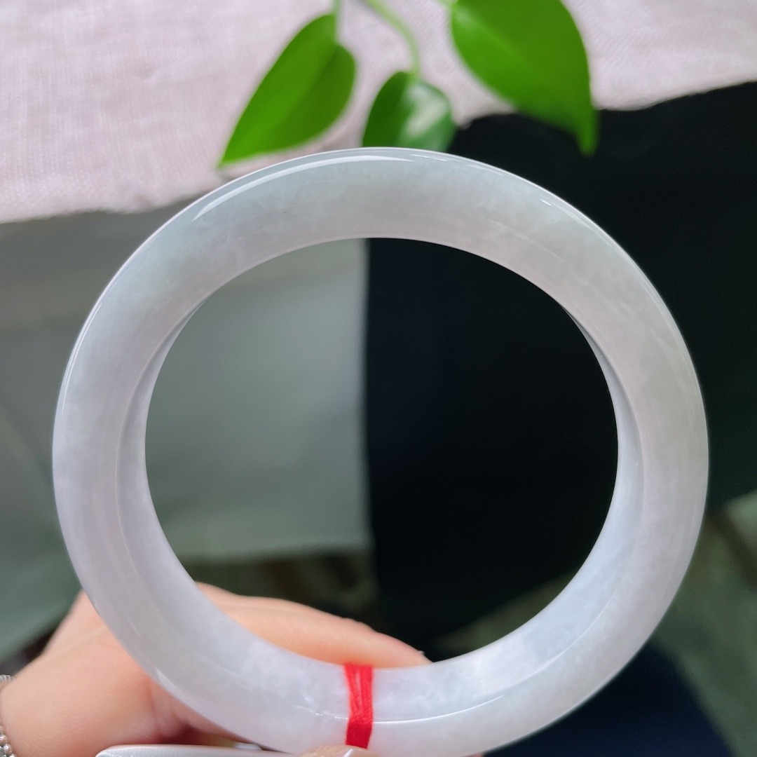 56.5/12.1/8.5，白月光正圈，晶体，如一捧月光凝于腕间，无杂色点缀，自带清冷纯净的氛围感。ss58781a
