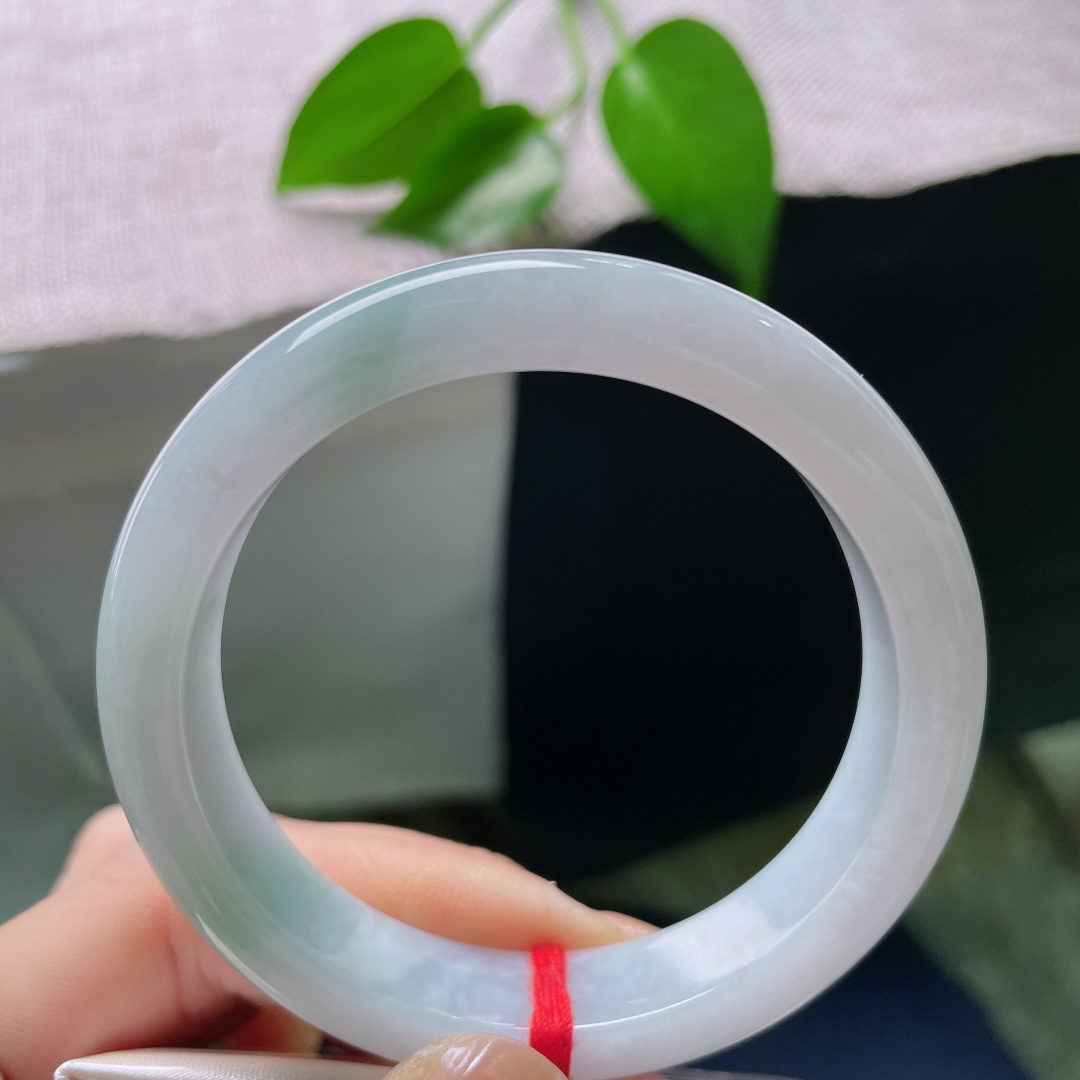 54/12.1/8，飘绿正圈，有纹，冰润白底带翠平安镯，玉质细腻莹润，干净底侧晕染一抹清新翠色。 ss58754a