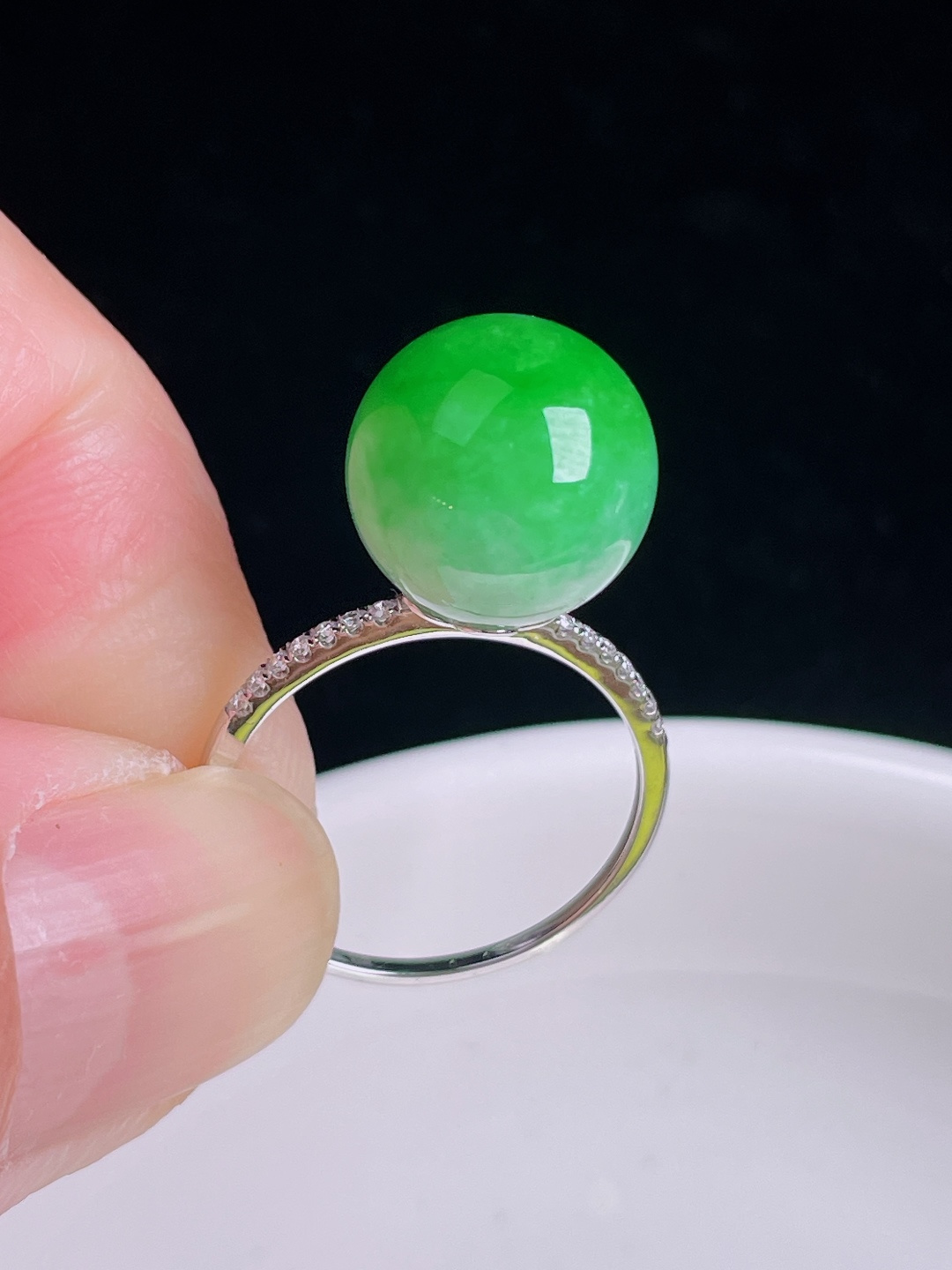 阳绿戒指，18k镶嵌，老种起光，细底通透，尺寸：裸石12.1mm0911