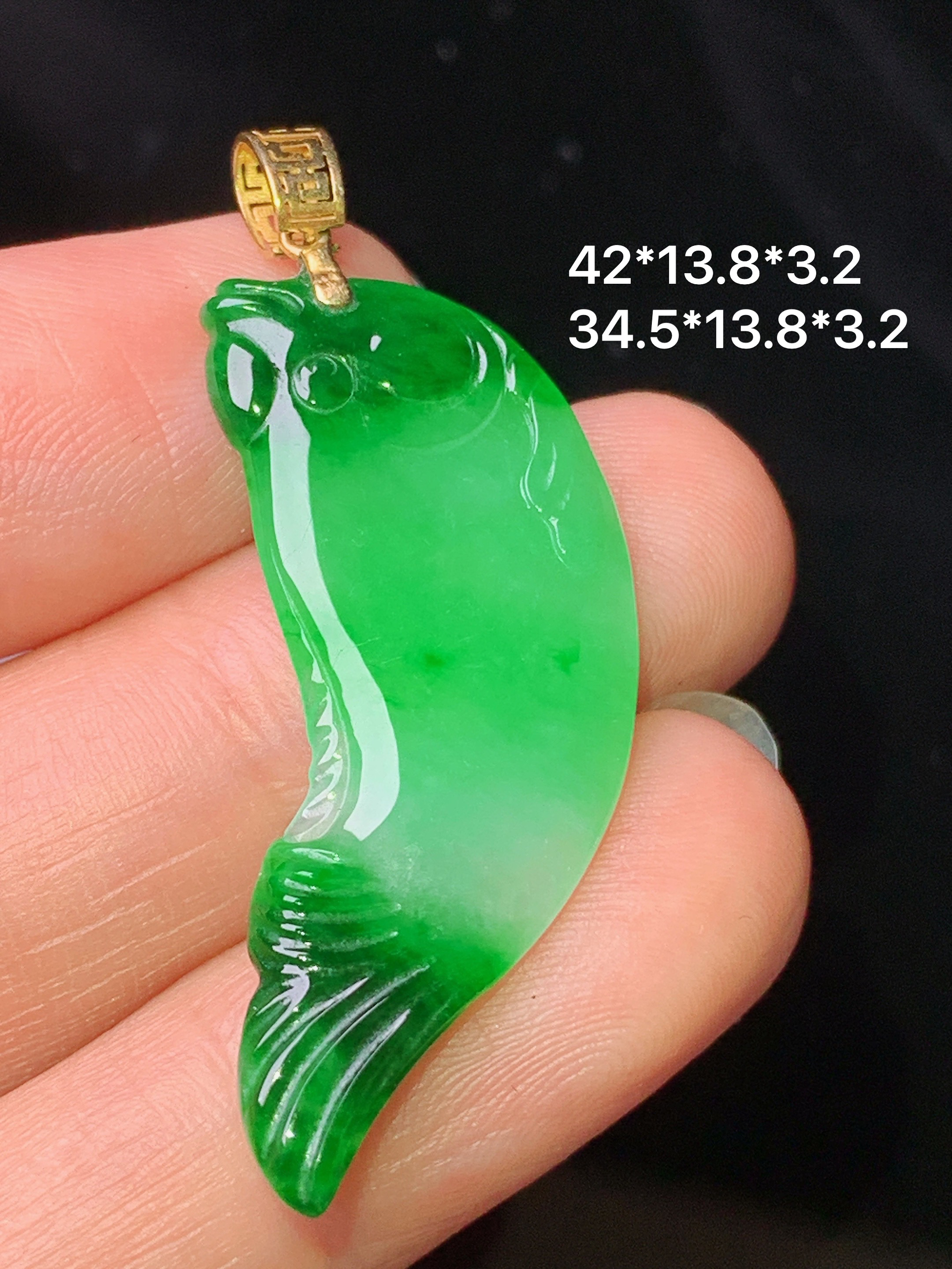 18k金镶嵌阳绿金鱼吊坠 玉质细腻 色泽艳丽清新 水润亮眼 整体尺寸42*13.8*3.2 z1