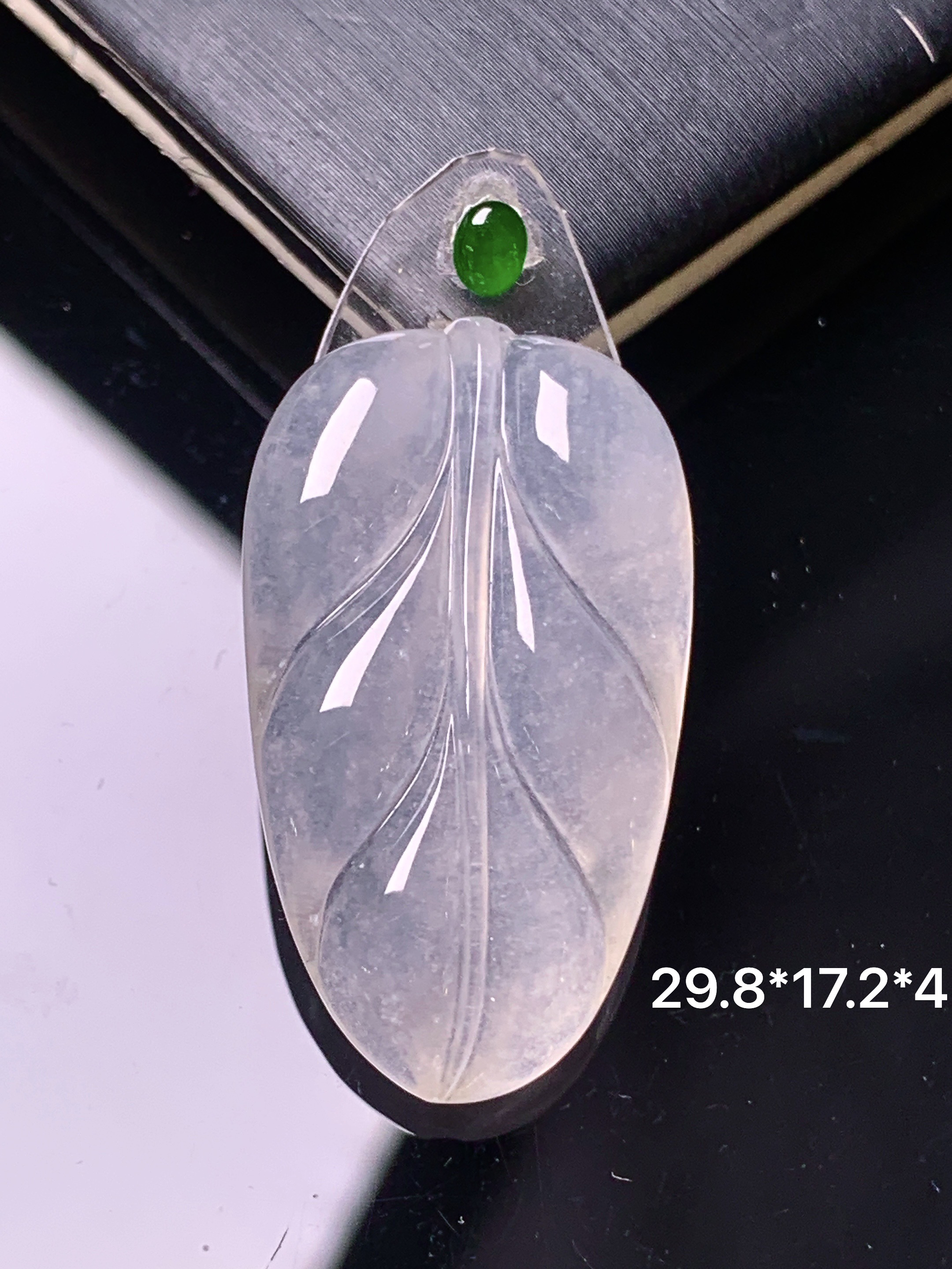 镶嵌款 冰种树叶吊坠 玉质细腻 色泽艳丽清新 水润亮眼 整体尺寸29.8*17.2*4 2x
