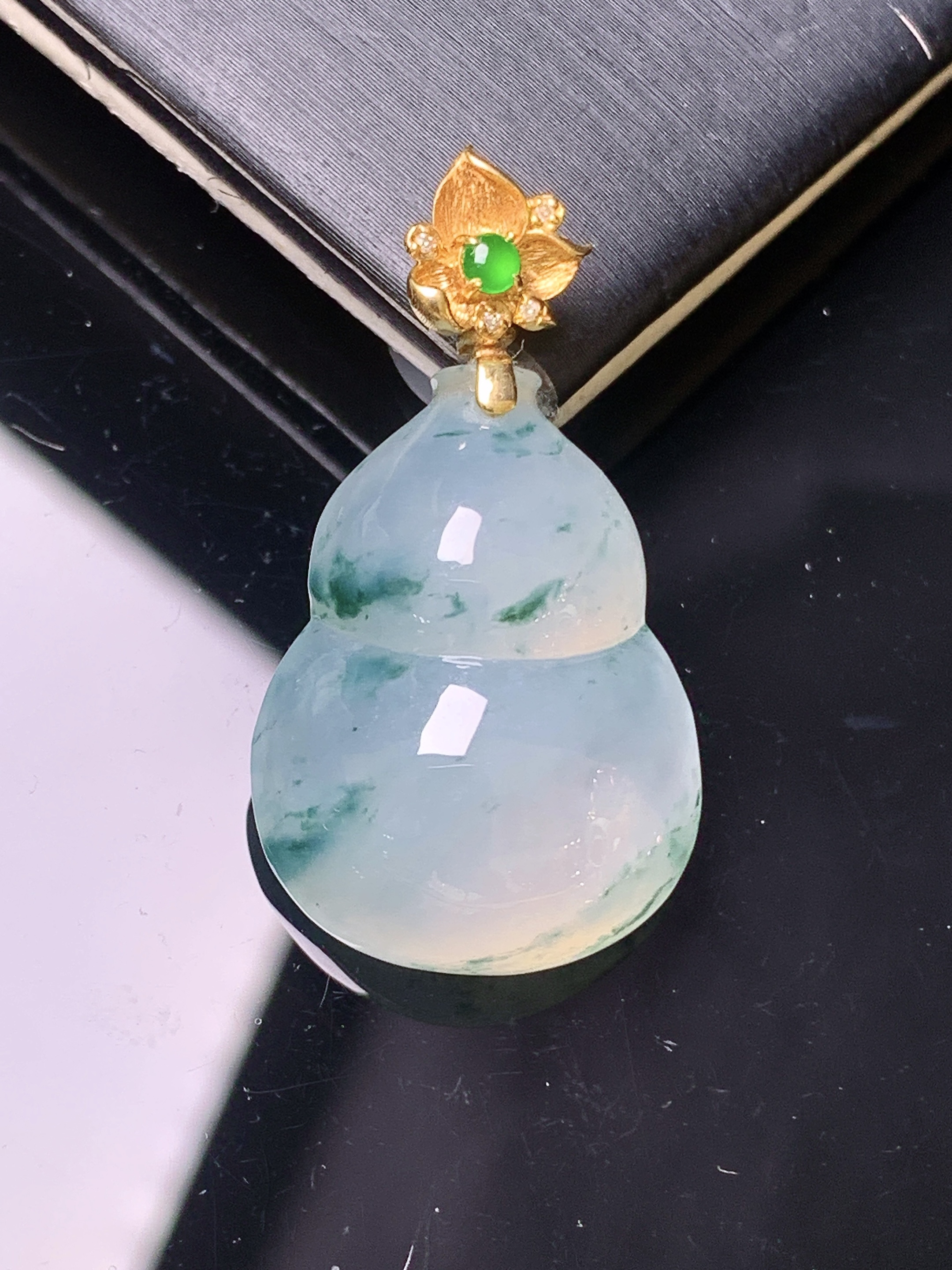 18k金镶嵌冰飘绿葫芦吊坠 玉质细腻 色泽艳丽清新 水润亮眼 整体尺寸32.3*17.7*8.6 2