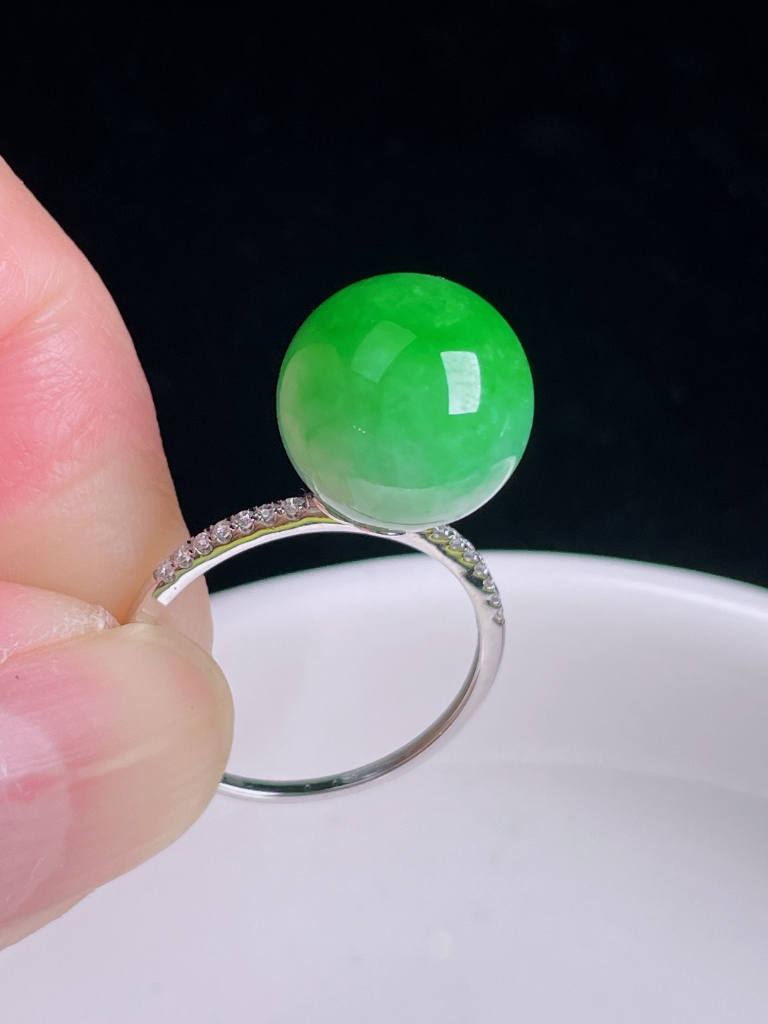阳绿戒指，18k镶嵌，老种起光，细底通透，尺寸：裸石12.1mm0911