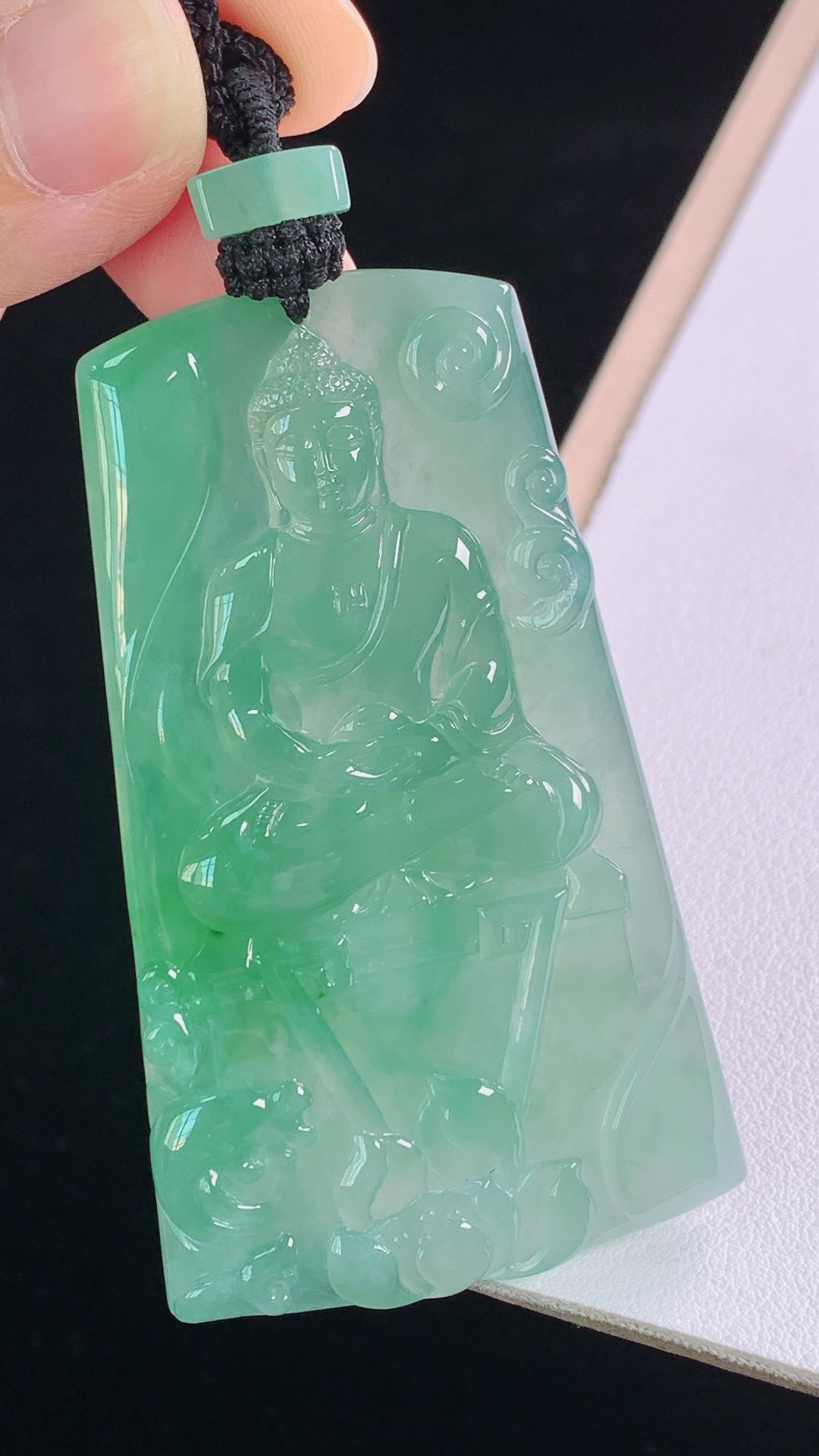 冰晴大日如来，底色浓郁，种老细腻，无裂，尺寸:65.5-39.2-5.4mm 9