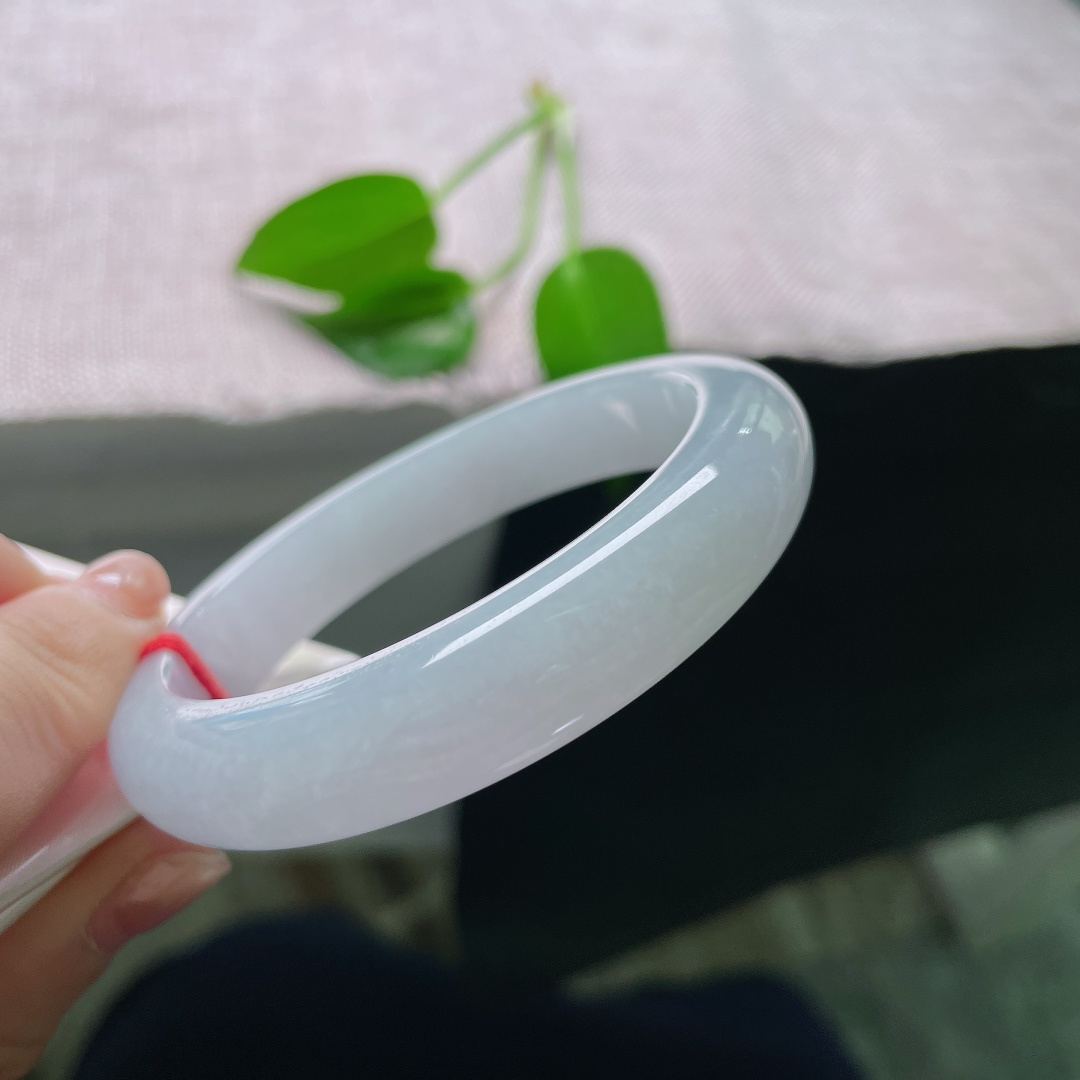 55.2/12/8.5，正圈，一点皮纹， 冰润淡紫平安镯，玉质细腻柔和，浅紫底色温婉淡雅，自带朦胧柔光。ss58820a