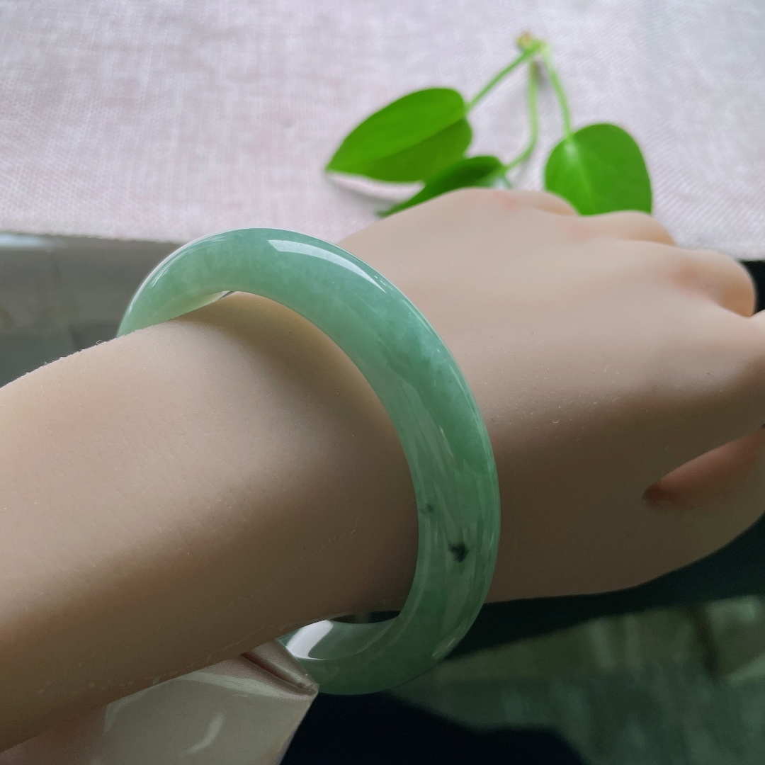 57.6/12.4/8.3，绿底正圈，晶体，乌鸡， 一汪湖水凝于镯身，绿意温婉内敛，褪去艳俗，尽显从容雅致气质。ss58778a