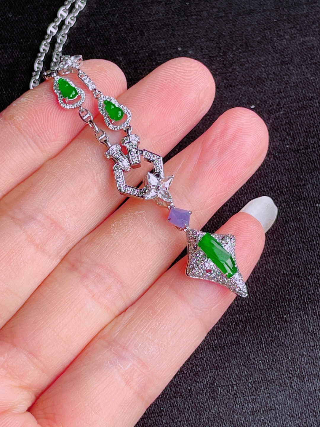 冰种绿项链，晶莹剔透，新颖时尚，9.5-3-2